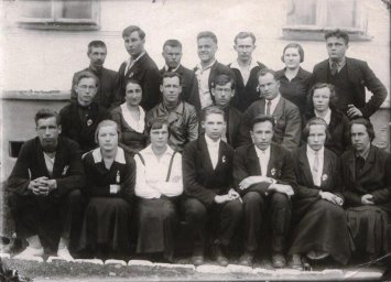 Фотография первого десятилетнего выпуска Богословской образцовой школы №4 1935 г.
